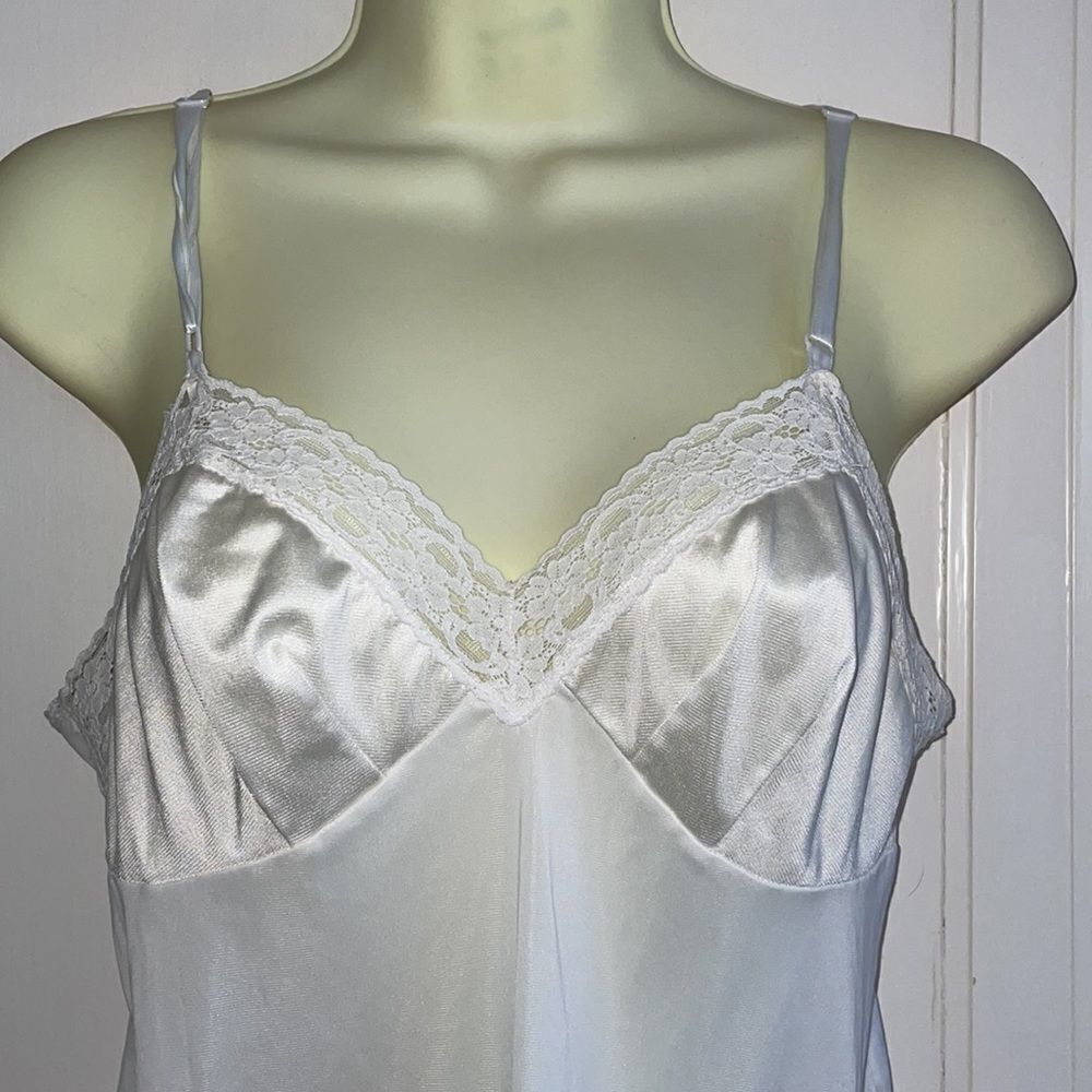 Vtg‎ Vanity Fair white nylon full slip with lace details - Picture 2 of 6